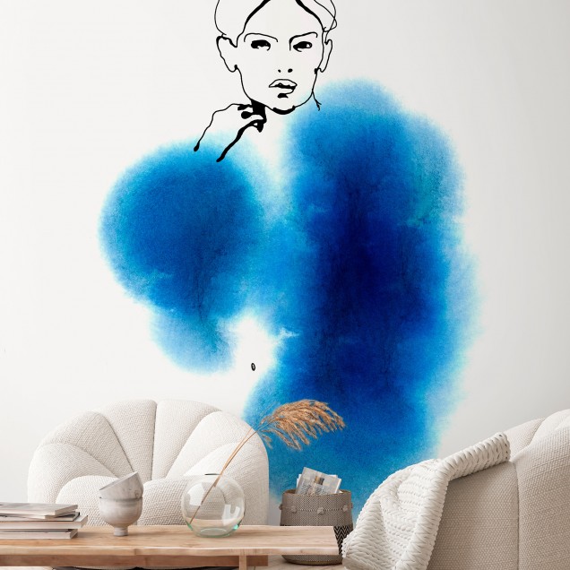 Wallpaper cu design minimalist, ilustratia unei femei cu o haină de blana albastră, pictată in acuarela.