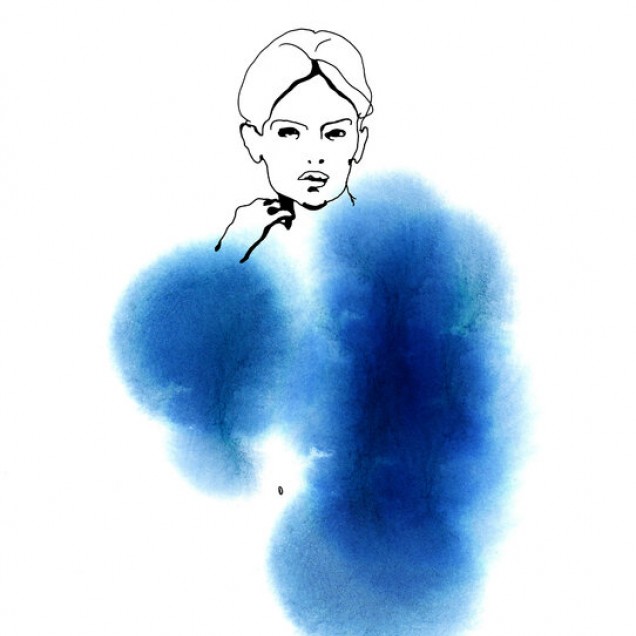 Wallpaper cu design minimalist, ilustratia unei femei cu o haină de blana albastră, pictată in acuarela.