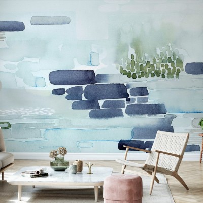 Tapet abstract cu nuanțe delicate de albastru, verde și gri, în living.