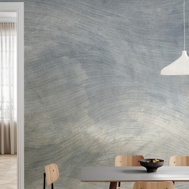 Wallpaper cu un design abstract în nuanțe de albastru și verde, cu linii ondulate care amintesc de valuri. Un decor perfect pentru a crea o atmosferă zen în living.