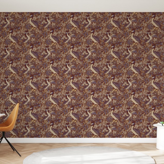Tapet modern cu un design delicat de păsări și flori, într-o paletă de culori calde de toamnă.