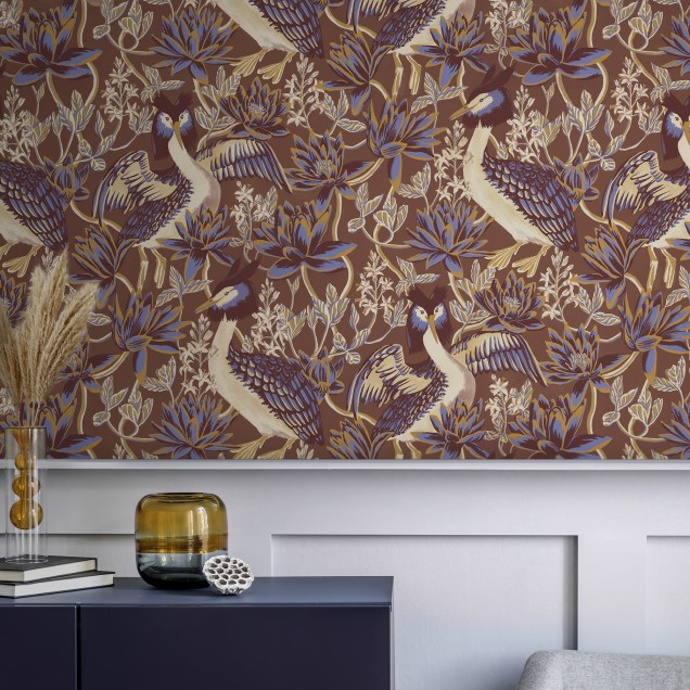 Tapet modern cu un design delicat de păsări și flori, într-o paletă de culori calde de toamnă.