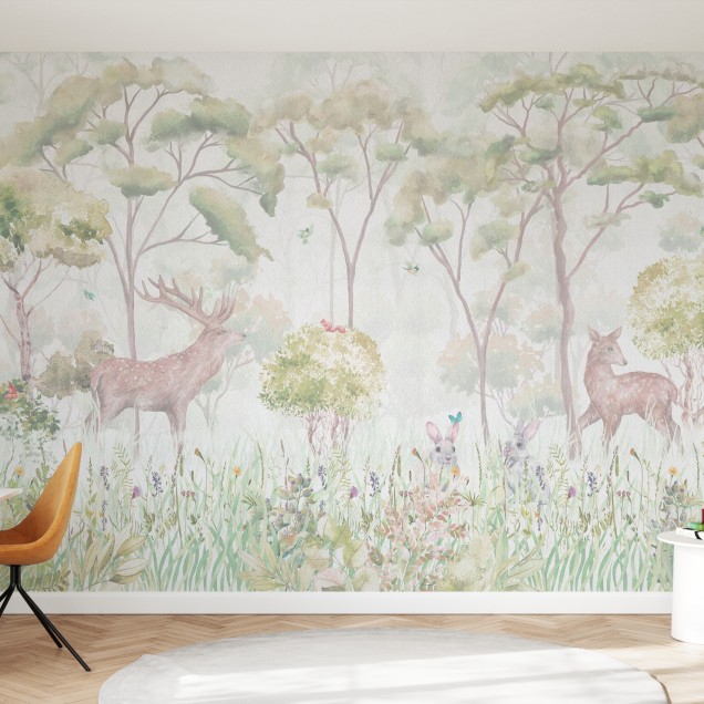 Tapet cu design forestier delicat, cu imagini cu cerbi, iepurași și copaci, culori pastelate, perfect pentru decorarea camerei copiilor.