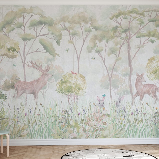Tapet cu design forestier delicat, cu imagini cu cerbi, iepurași și copaci, culori pastelate, perfect pentru decorarea camerei copiilor.