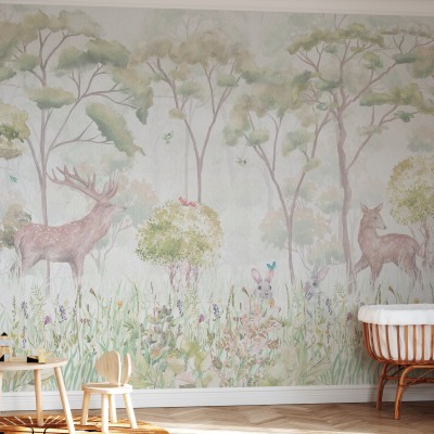 Tapet cu design forestier delicat, cu imagini cu cerbi, iepurași și copaci, culori pastelate, perfect pentru decorarea camerei copiilor.