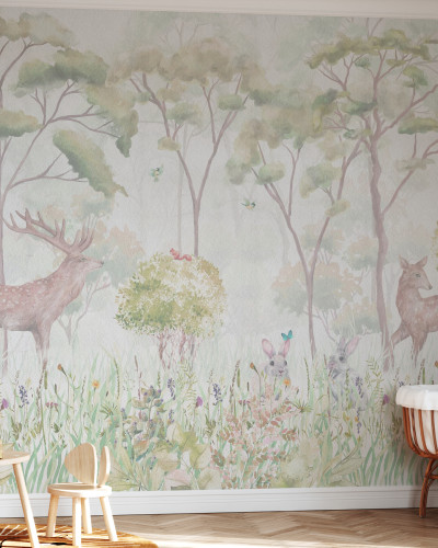 Tapet cu design forestier delicat, cu imagini cu cerbi, iepurași și copaci, culori pastelate, perfect pentru decorarea camerei copiilor.