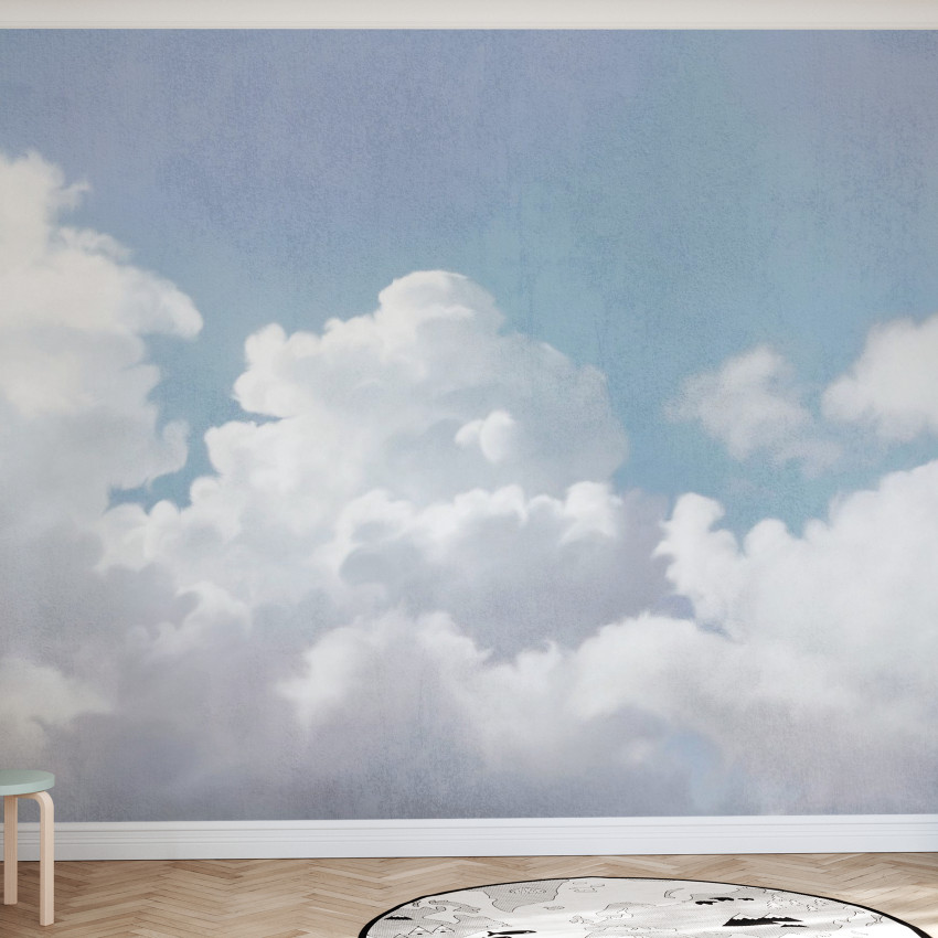 Wallpaper cu nori pufoși albi pe un fundal roz pal, în interiorul unei camere de copii cu pat alb, lampă albă, geam cu perdea albă, un scaun din ratan și un covor verde.