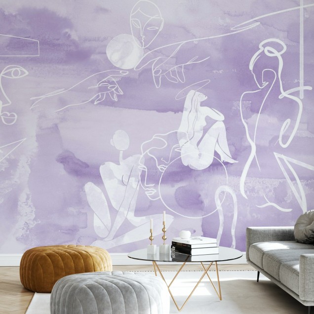 Tapet abstract cu nuanțe de violet, cu figuri umane delicate și accente de acuarelă. Tapetul este prezentat într-un dormitor modern, cu un pat din lemn și o lampă pe noptieră.