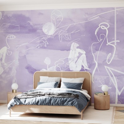 Tapet abstract cu nuanțe de violet, cu figuri umane delicate și accente de acuarelă. Tapetul este prezentat într-un dormitor modern, cu un pat din lemn și o lampă pe noptieră.