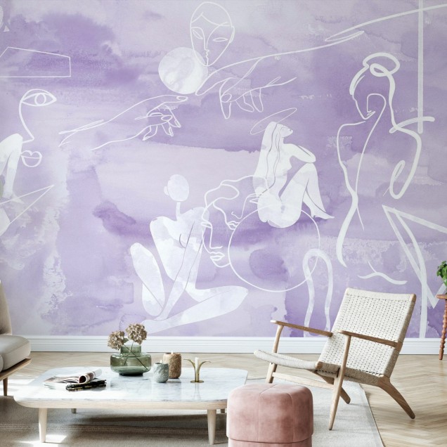 Tapet abstract cu nuanțe de violet, cu figuri umane delicate și accente de acuarelă. Tapetul este prezentat într-un dormitor modern, cu un pat din lemn și o lampă pe noptieră.
