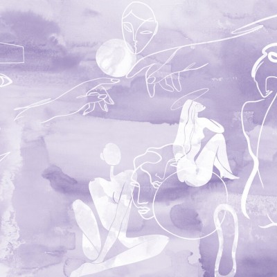 Tapet abstract cu nuanțe de violet, cu figuri umane delicate și accente de acuarelă. Tapetul este prezentat într-un dormitor modern, cu un pat din lemn și o lampă pe noptieră.