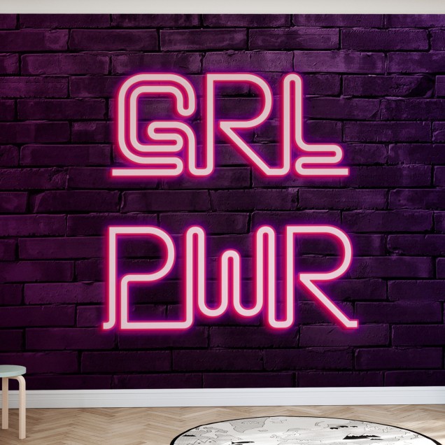 Tapet cu design modern, cu inscripție luminoasă "Girl Power" pe un perete din cărămidă purpurie.