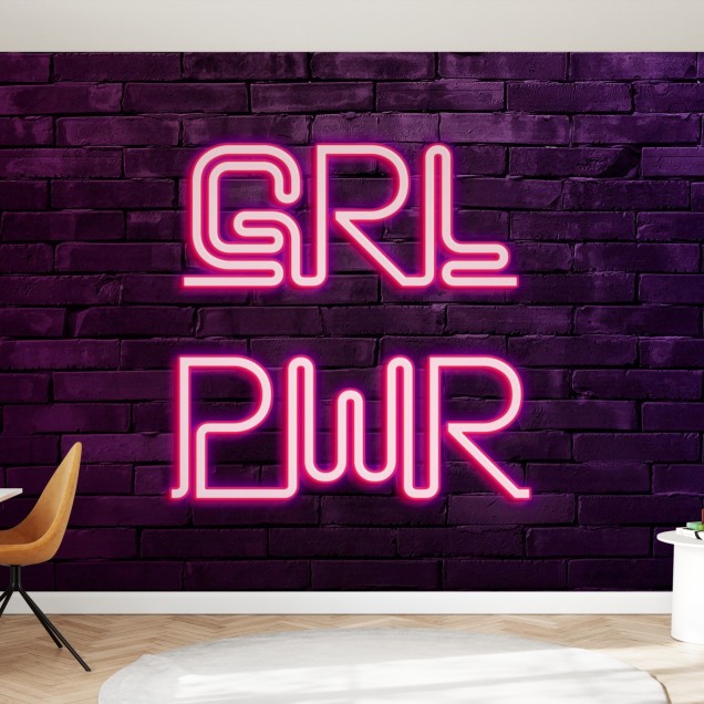 Tapet cu design modern, cu inscripție luminoasă "Girl Power" pe un perete din cărămidă purpurie.