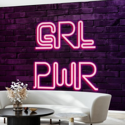 Tapet cu design modern, cu inscripție luminoasă "Girl Power" pe un perete din cărămidă purpurie.
