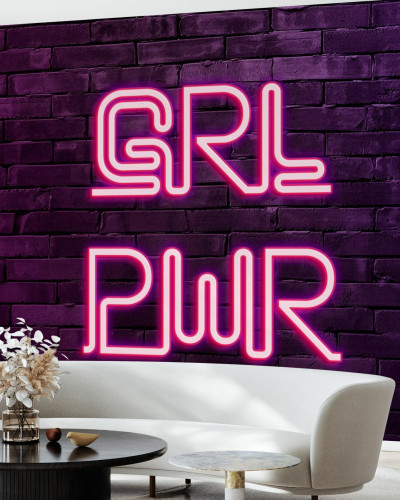 Tapet cu design modern, cu inscripție luminoasă "Girl Power" pe un perete din cărămidă purpurie.