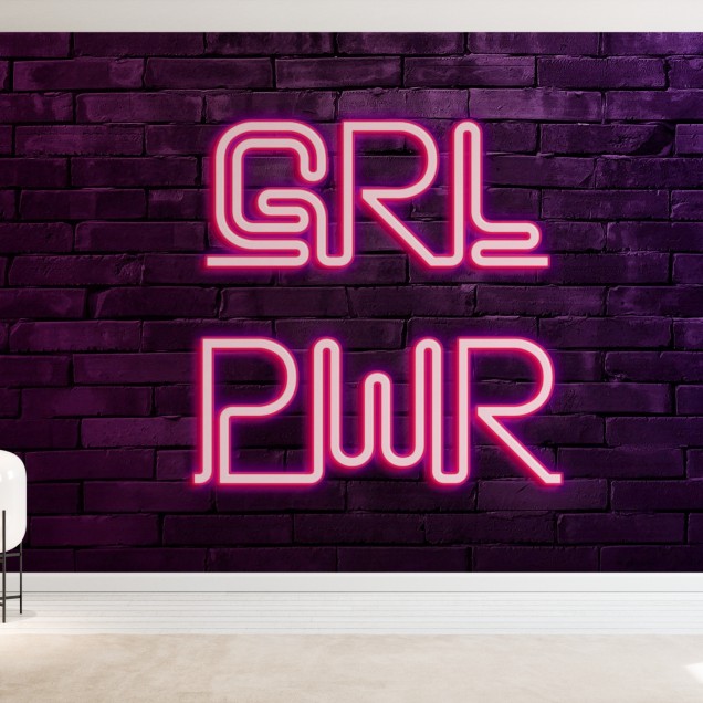 Tapet cu design modern, cu inscripție luminoasă "Girl Power" pe un perete din cărămidă purpurie.
