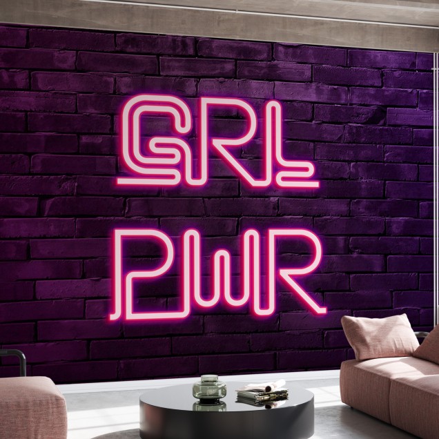 Tapet cu design modern, cu inscripție luminoasă "Girl Power" pe un perete din cărămidă purpurie.