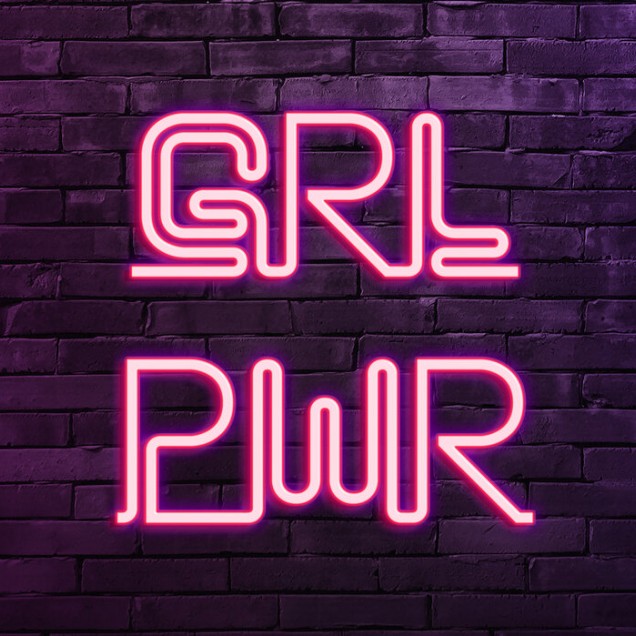 Tapet cu design modern, cu inscripție luminoasă "Girl Power" pe un perete din cărămidă purpurie.