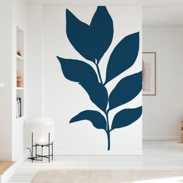 Wallpaper cu design minimalist cu ramuri albastre închise pe un fundal alb, într-o cameră cu o masă și scaune, o plantă și o fereastră cu perdele