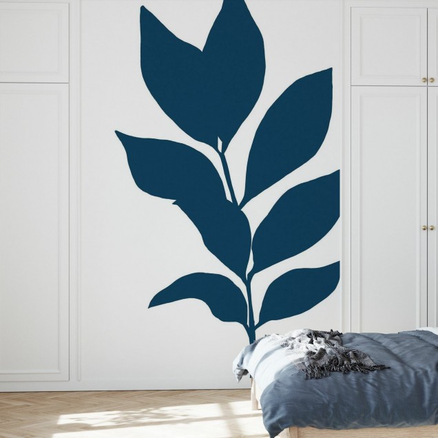 Wallpaper cu design minimalist cu ramuri albastre închise pe un fundal alb, într-o cameră cu o masă și scaune, o plantă și o fereastră cu perdele