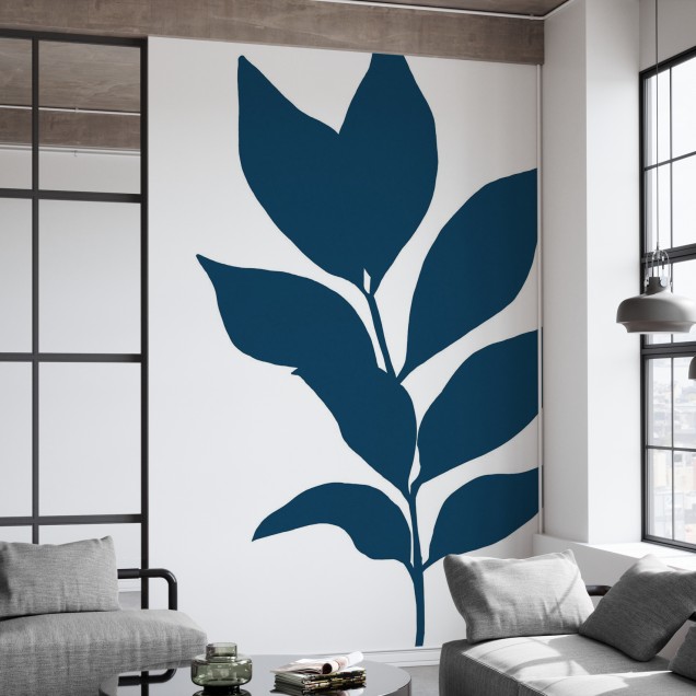 Wallpaper cu design minimalist cu ramuri albastre închise pe un fundal alb, într-o cameră cu o masă și scaune, o plantă și o fereastră cu perdele