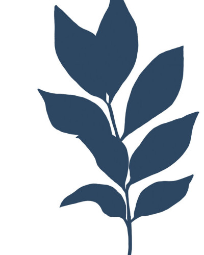Wallpaper cu design minimalist cu ramuri albastre închise pe un fundal alb, într-o cameră cu o masă și scaune, o plantă și o fereastră cu perdele