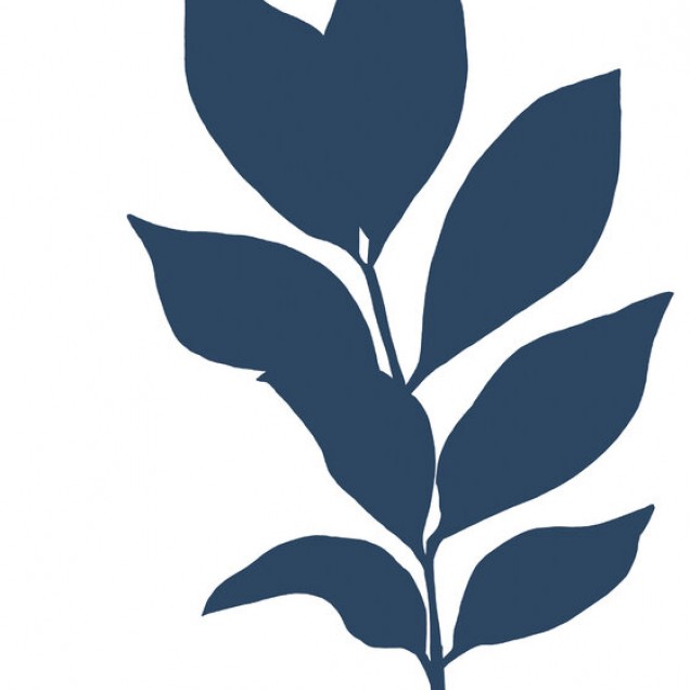 Wallpaper cu design minimalist cu ramuri albastre închise pe un fundal alb, într-o cameră cu o masă și scaune, o plantă și o fereastră cu perdele