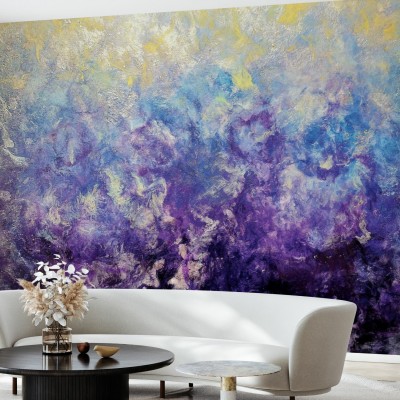 Fototapet cu un design abstract în nuanțe de violet, albastru și galben, aplicat pe un perete într-o cameră modernă.