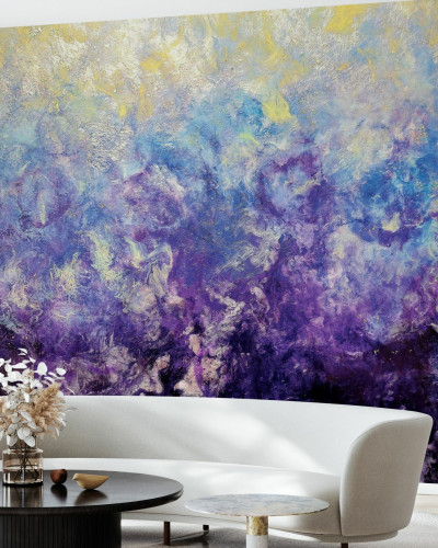 Fototapet cu un design abstract în nuanțe de violet, albastru și galben, aplicat pe un perete într-o cameră modernă.