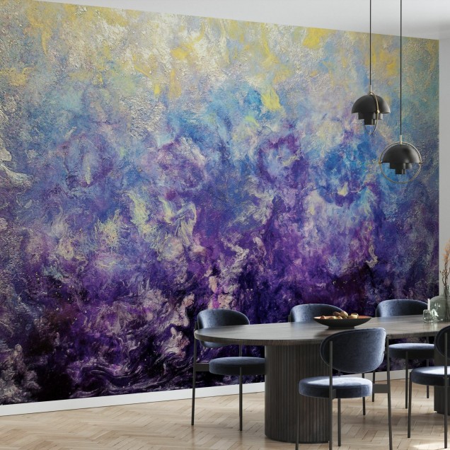 Fototapet cu un design abstract în nuanțe de violet, albastru și galben, aplicat pe un perete într-o cameră modernă.