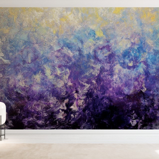 Fototapet cu un design abstract în nuanțe de violet, albastru și galben, aplicat pe un perete într-o cameră modernă.