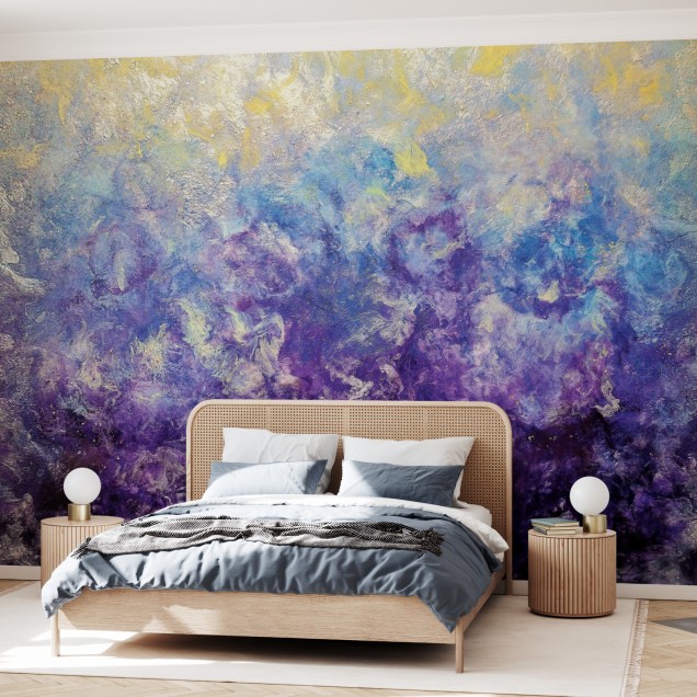 Fototapet cu un design abstract în nuanțe de violet, albastru și galben, aplicat pe un perete într-o cameră modernă.