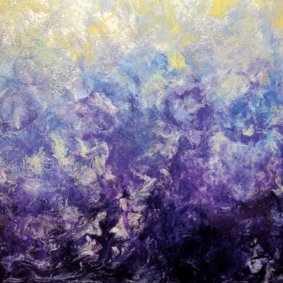 Fototapet cu un design abstract în nuanțe de violet, albastru și galben, aplicat pe un perete într-o cameră modernă.