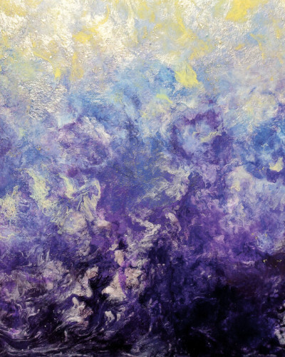 Fototapet cu un design abstract în nuanțe de violet, albastru și galben, aplicat pe un perete într-o cameră modernă.