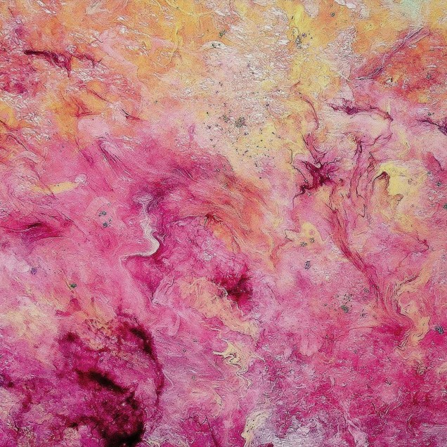 Tapet abstract Lover's Plume, cu nuante de roz si galben, in living