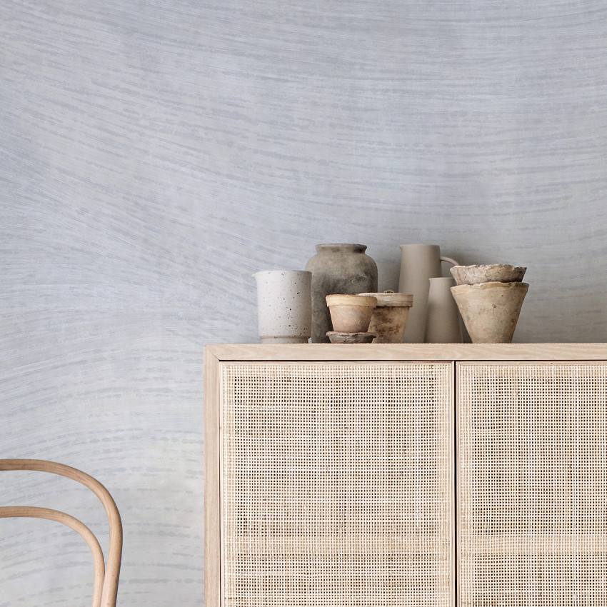 Wallpaper cu un design abstract în nuanțe de albastru și verde, cu linii ondulate care amintesc de valuri. Un decor perfect pentru a crea o atmosferă zen în living.