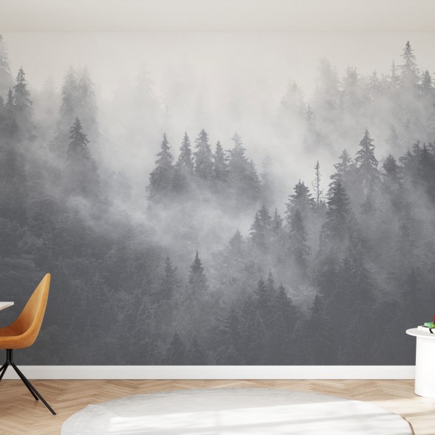 Tapetul Foggy Forest, Grey prezintă o pădure densă acoperită de ceață, în nuanțe de gri, creând o atmosferă relaxantă și elegantă.