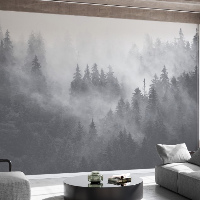 Tapetul Foggy Forest, Grey prezintă o pădure densă acoperită de ceață, în nuanțe de gri, creând o atmosferă relaxantă și elegantă.
