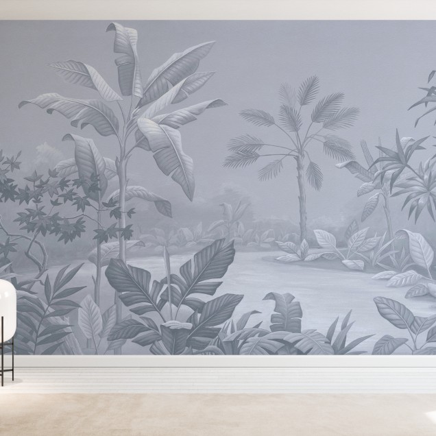 Promised Land, Soft Blue, un Promised Land, Soft Blue  cu design tropical delicat și un ton de albastru estompat, perfect pentru a crea o atmosferă calmă și relaxantă în orice cameră.