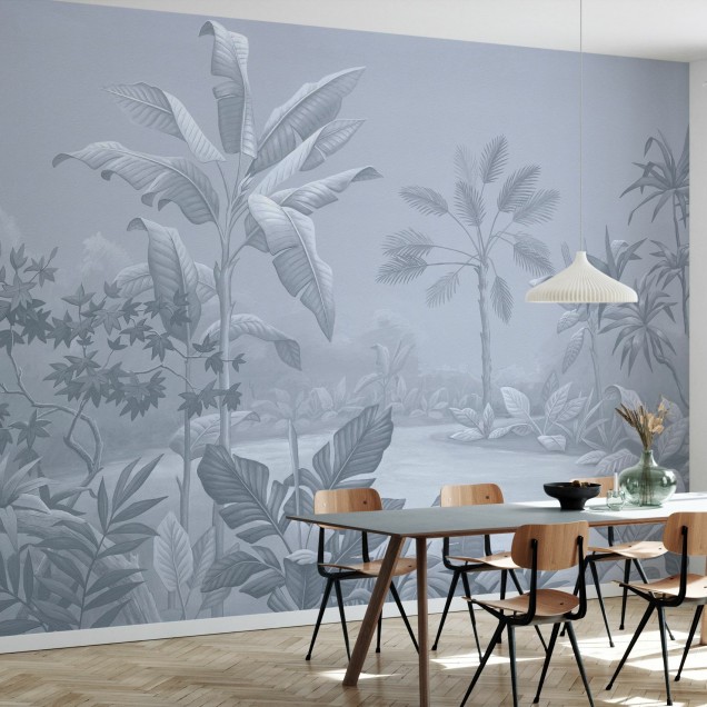 Promised Land, Soft Blue, un Promised Land, Soft Blue  cu design tropical delicat și un ton de albastru estompat, perfect pentru a crea o atmosferă calmă și relaxantă în orice cameră.
