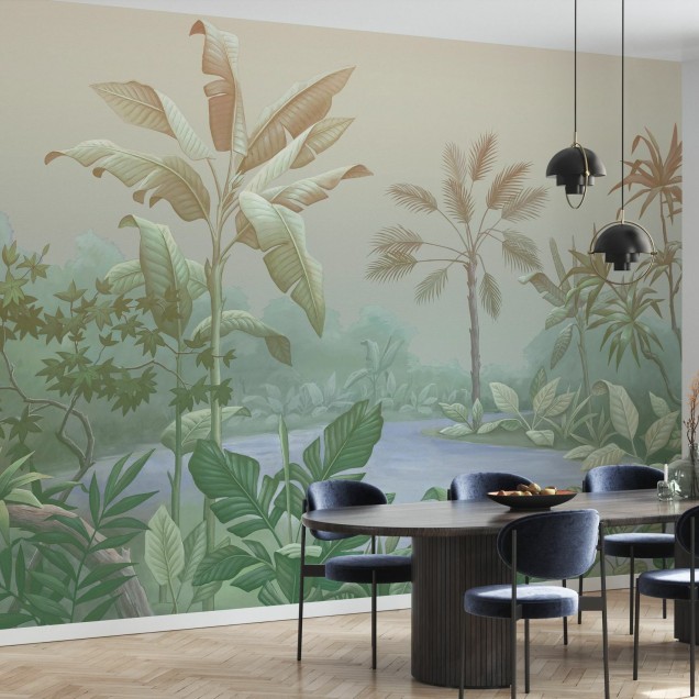 Tapet cu design tropical luxuriant, cu palmieri și frunze de banană într-o gamă de nuanțe de verde.