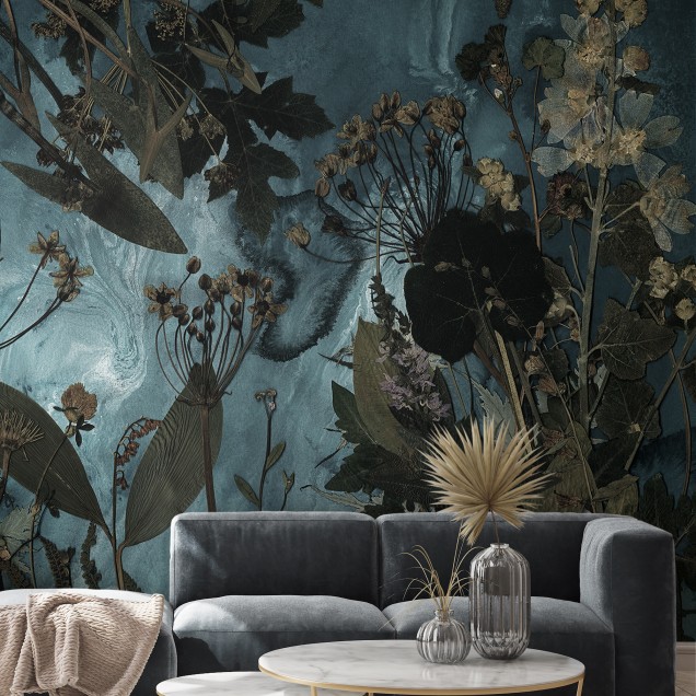 Tapet floral cu flori presate pe un fundal albastru, cu nuanțe de verde și maro.  Design unic și elegant, perfect pentru dormitor, living sau hol.