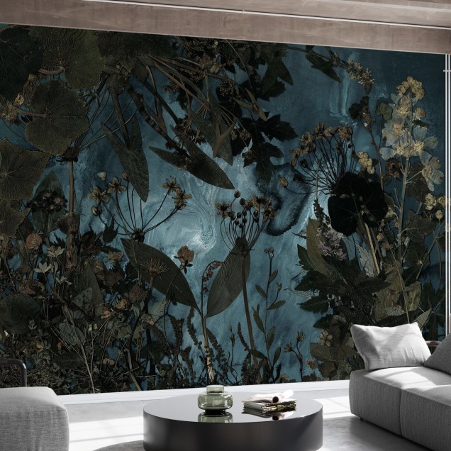 Tapet floral cu flori presate pe un fundal albastru, cu nuanțe de verde și maro.  Design unic și elegant, perfect pentru dormitor, living sau hol.