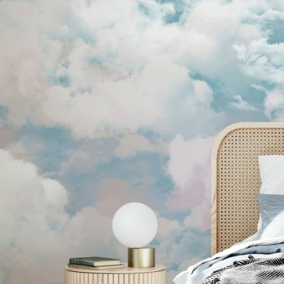 Tapet Into the Sky cu un design minimalist, cu cer senin și nori albi pufoși.