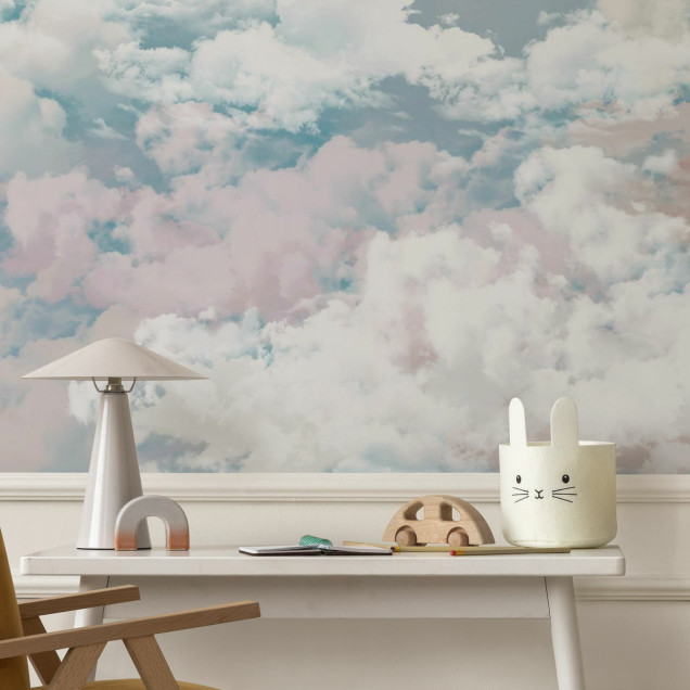Tapet Into the Sky cu un design minimalist, cu cer senin și nori albi pufoși.