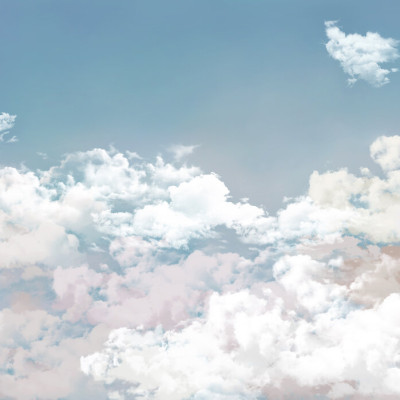 Tapet Into the Sky cu un design minimalist, cu cer senin și nori albi pufoși.