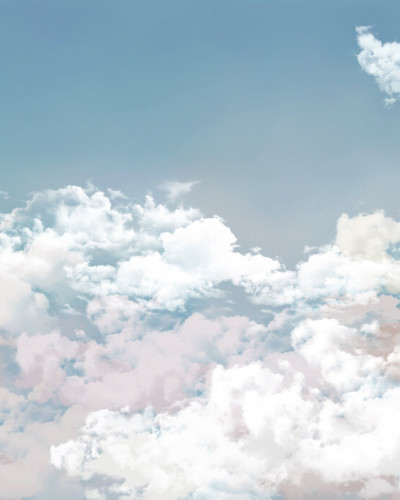 Tapet Into the Sky cu un design minimalist, cu cer senin și nori albi pufoși.