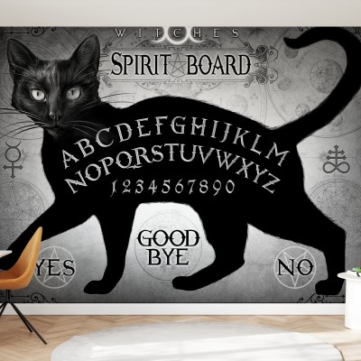 Tapet cu o pisica neagra pe o tabla de spiritism. Imaginea este in tonuri de gri si negru, cu detalii fine.