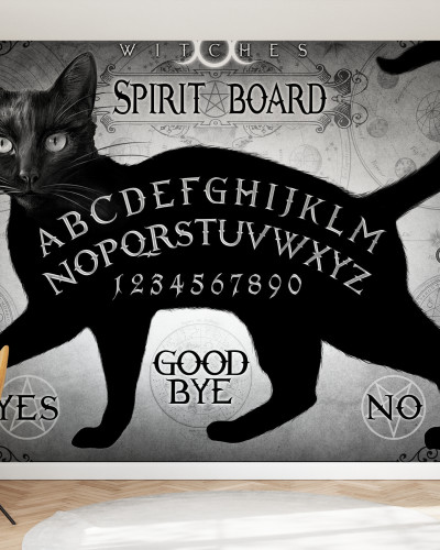 Tapet cu o pisica neagra pe o tabla de spiritism. Imaginea este in tonuri de gri si negru, cu detalii fine.