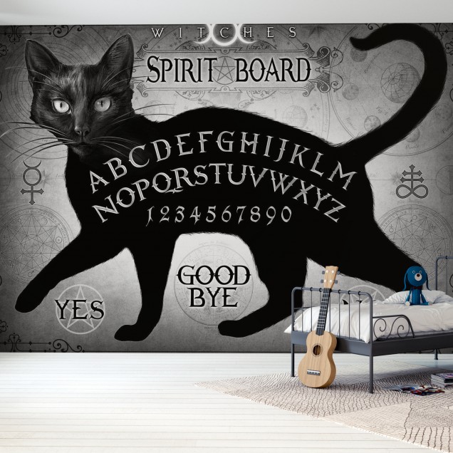 Tapet cu o pisica neagra pe o tabla de spiritism. Imaginea este in tonuri de gri si negru, cu detalii fine.